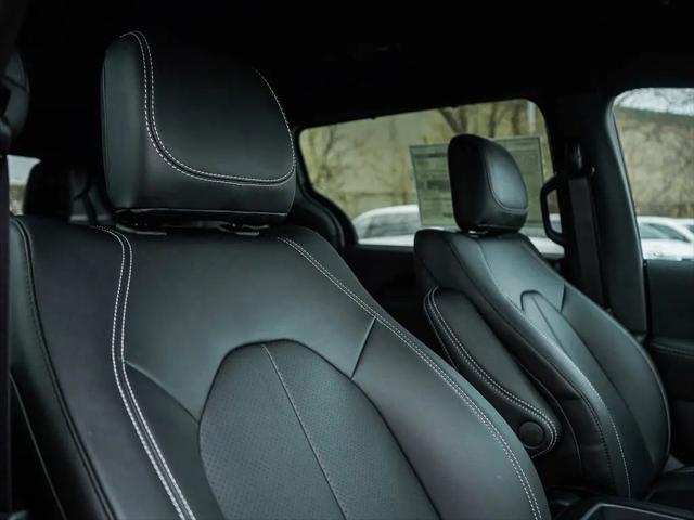 2026 Chrysler Pacifica Select AWD