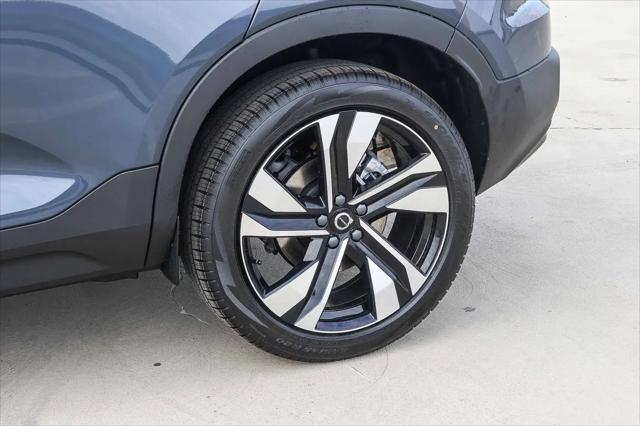 2026 Volvo XC40 Ultra, B5 AWD Gas (mild hybrid), Dark