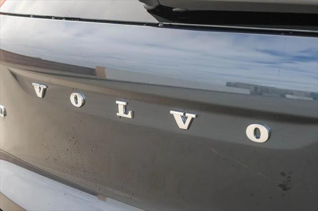 2026 Volvo XC40 Ultra, B5 AWD Gas (mild hybrid), Dark
