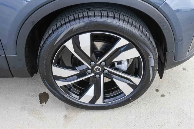 2026 Volvo XC40 Ultra, B5 AWD Gas (mild hybrid), Dark