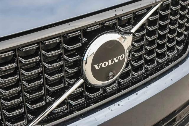 2026 Volvo XC40 Ultra, B5 AWD Gas (mild hybrid), Dark