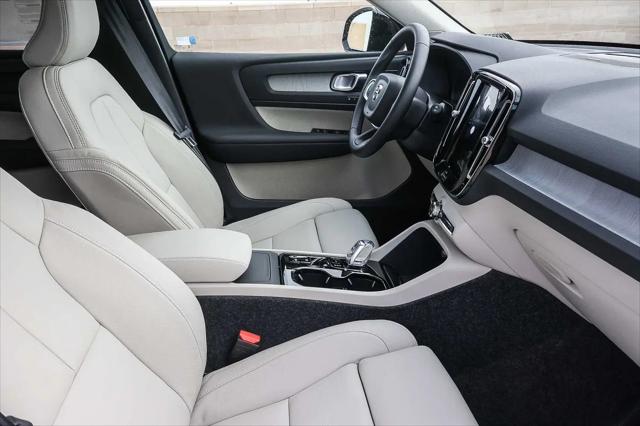 2026 Volvo XC40 Ultra, B5 AWD Gas (mild hybrid), Dark