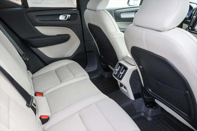 2026 Volvo XC40 Ultra, B5 AWD Gas (mild hybrid), Dark