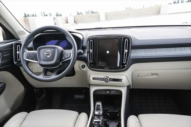 2026 Volvo XC40 Ultra, B5 AWD Gas (mild hybrid), Dark