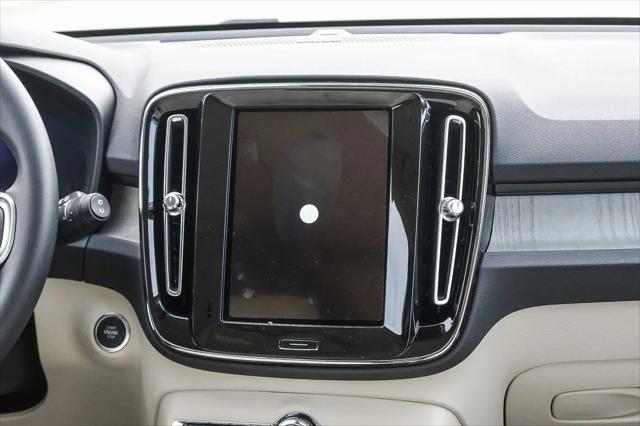 2026 Volvo XC40 Ultra, B5 AWD Gas (mild hybrid), Dark