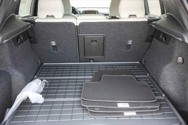 2026 Volvo XC40 Ultra, B5 AWD Gas (mild hybrid), Dark