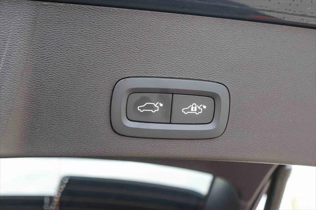 2026 Volvo XC40 Ultra, B5 AWD Gas (mild hybrid), Dark