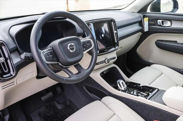 2026 Volvo XC40 Ultra, B5 AWD Gas (mild hybrid), Dark