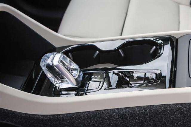 2026 Volvo XC40 Ultra, B5 AWD Gas (mild hybrid), Dark