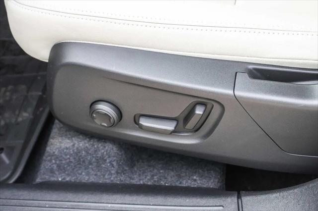 2026 Volvo XC40 Ultra, B5 AWD Gas (mild hybrid), Dark