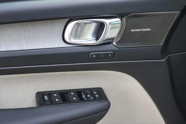 2026 Volvo XC40 Ultra, B5 AWD Gas (mild hybrid), Dark