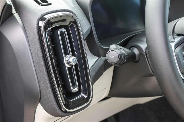 2026 Volvo XC40 Ultra, B5 AWD Gas (mild hybrid), Dark
