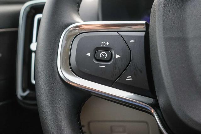 2026 Volvo XC40 Ultra, B5 AWD Gas (mild hybrid), Dark