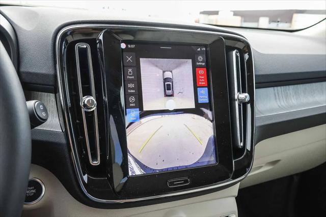 2026 Volvo XC40 Ultra, B5 AWD Gas (mild hybrid), Dark