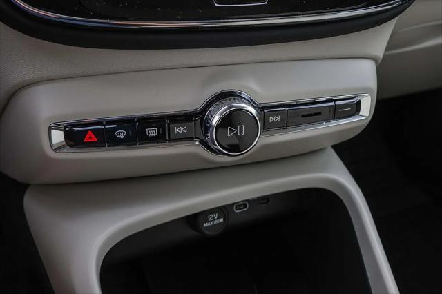 2026 Volvo XC40 Ultra, B5 AWD Gas (mild hybrid), Dark