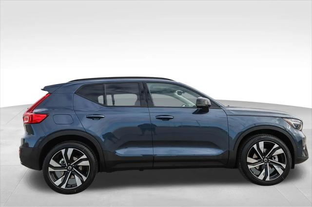 2026 Volvo XC40 Ultra, B5 AWD Gas (mild hybrid), Dark