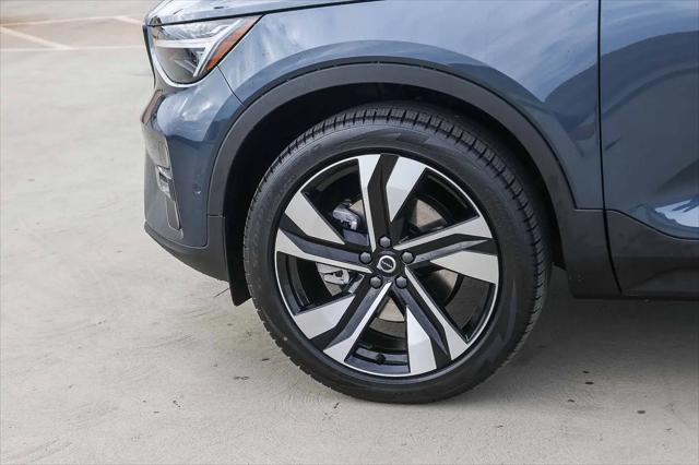 2026 Volvo XC40 Ultra, B5 AWD Gas (mild hybrid), Dark