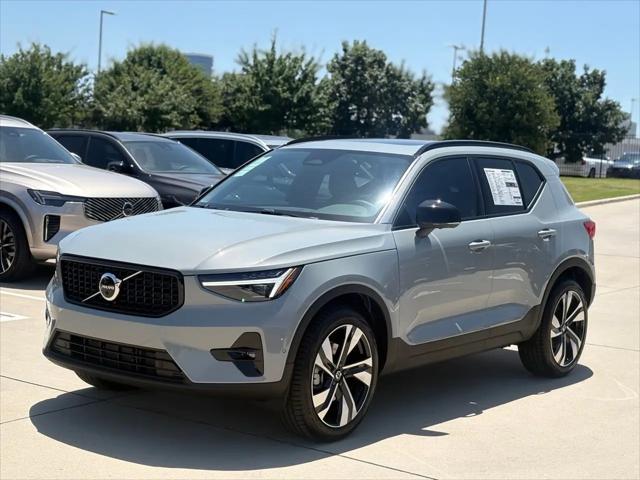 2026 Volvo XC40 Plus, B4 FWD Gas (mild hybrid), Dark