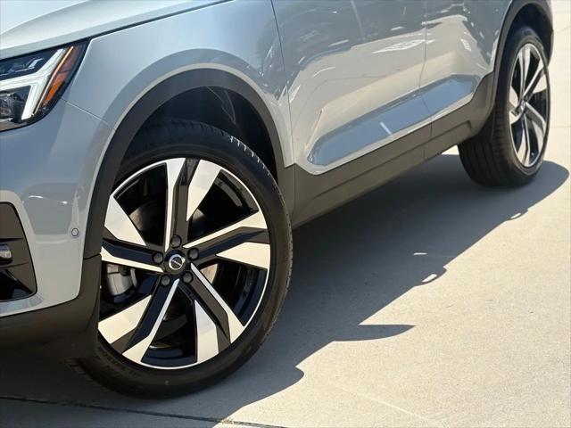 2026 Volvo XC40 Plus, B4 FWD Gas (mild hybrid), Dark