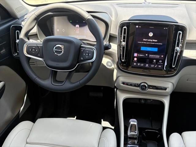 2026 Volvo XC40 Plus, B4 FWD Gas (mild hybrid), Dark