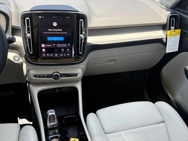 2026 Volvo XC40 Plus, B4 FWD Gas (mild hybrid), Dark