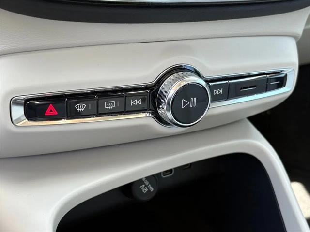 2026 Volvo XC40 Plus, B4 FWD Gas (mild hybrid), Dark