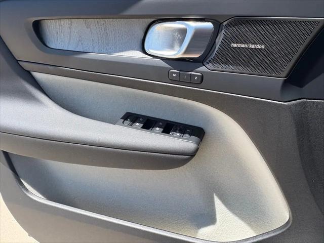 2026 Volvo XC40 Plus, B4 FWD Gas (mild hybrid), Dark