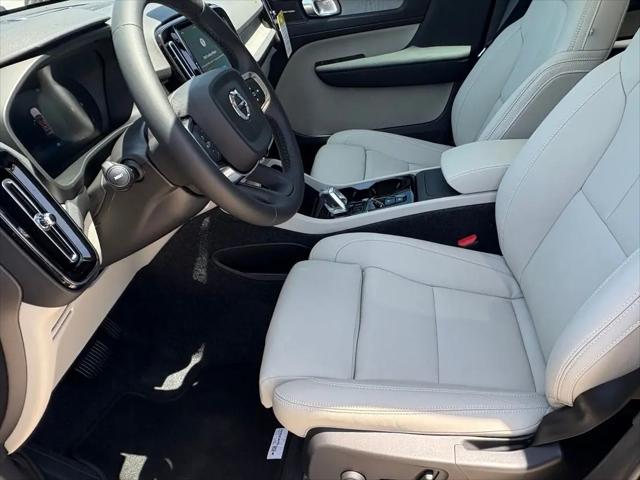 2026 Volvo XC40 Plus, B4 FWD Gas (mild hybrid), Dark