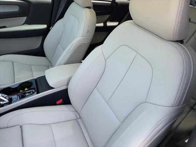 2026 Volvo XC40 Plus, B4 FWD Gas (mild hybrid), Dark