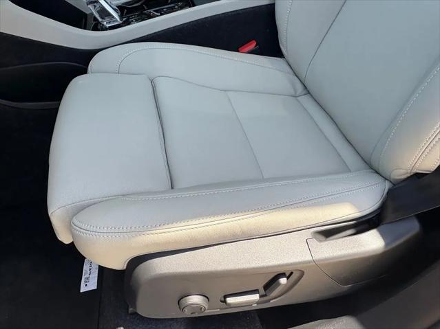 2026 Volvo XC40 Plus, B4 FWD Gas (mild hybrid), Dark