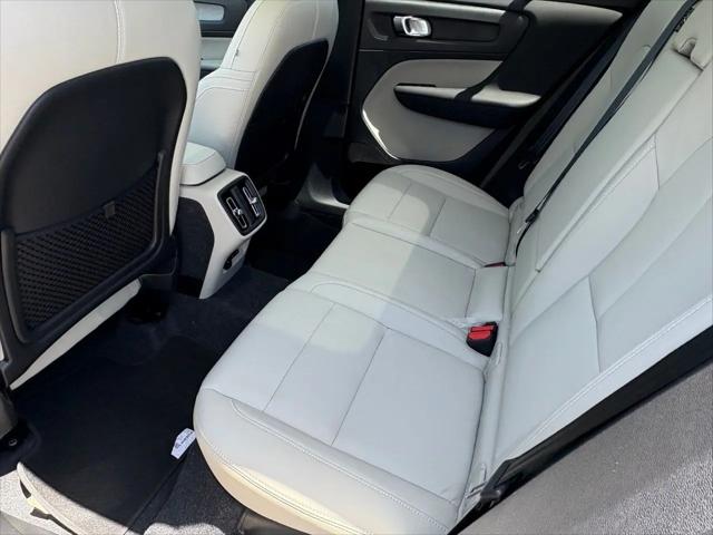 2026 Volvo XC40 Plus, B4 FWD Gas (mild hybrid), Dark