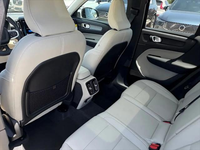 2026 Volvo XC40 Plus, B4 FWD Gas (mild hybrid), Dark