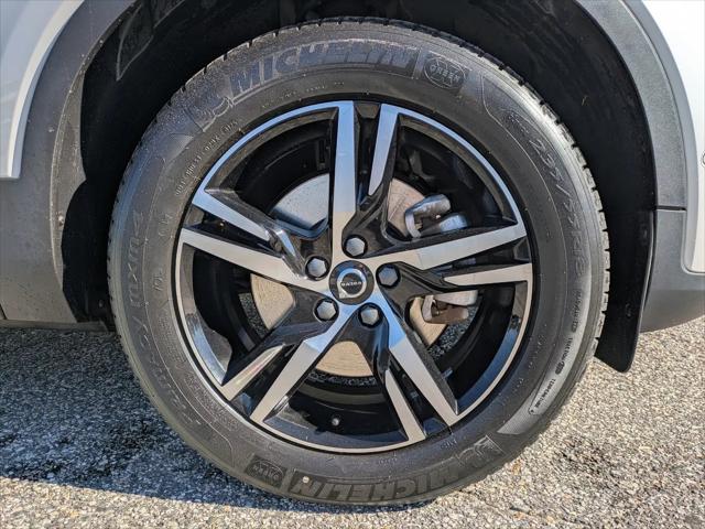 2023 Volvo XC40 B5 Plus Dark Theme