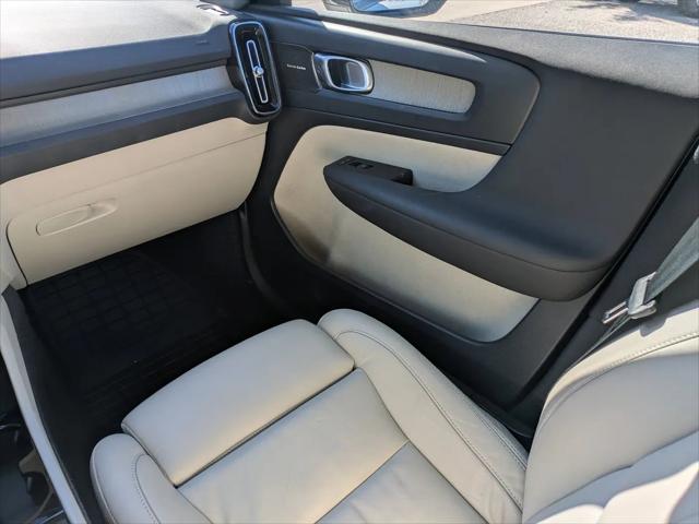 2023 Volvo XC40 B5 Plus Dark Theme