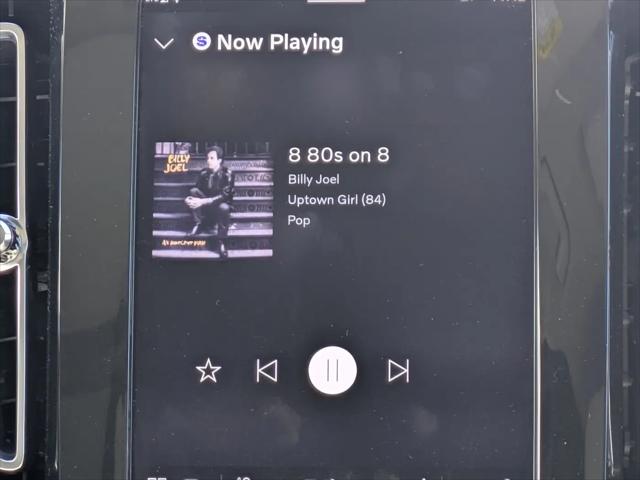 2023 Volvo XC40 B5 Plus Dark Theme