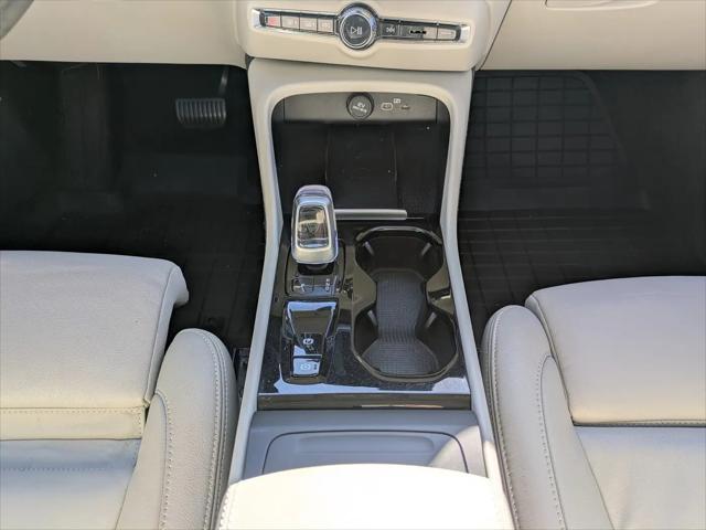 2023 Volvo XC40 B5 Plus Dark Theme