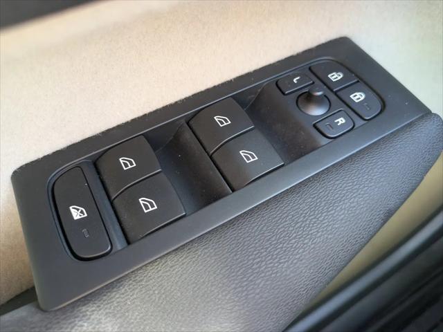 2023 Volvo XC40 B5 Plus Dark Theme