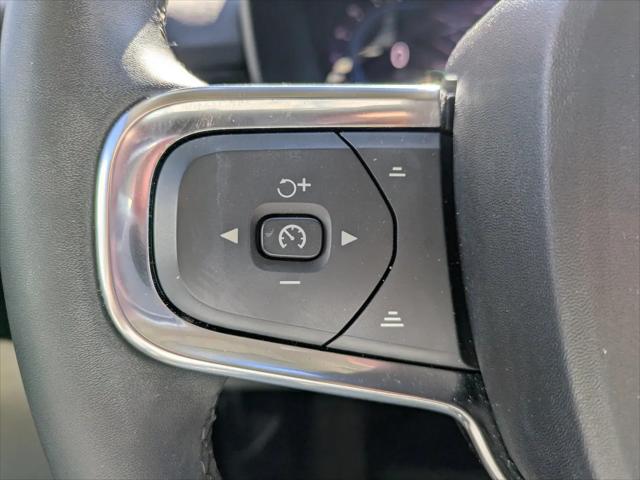 2023 Volvo XC40 B5 Plus Dark Theme