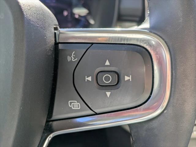 2023 Volvo XC40 B5 Plus Dark Theme