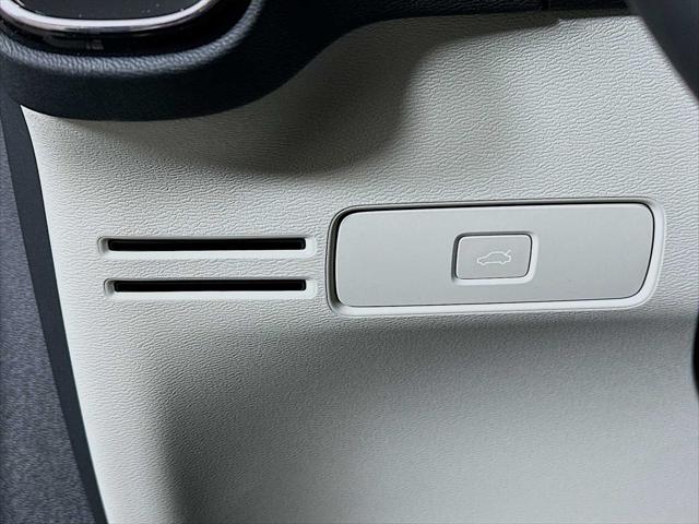2026 Volvo XC40 Plus, B5 AWD Gas (mild hybrid), Dark
