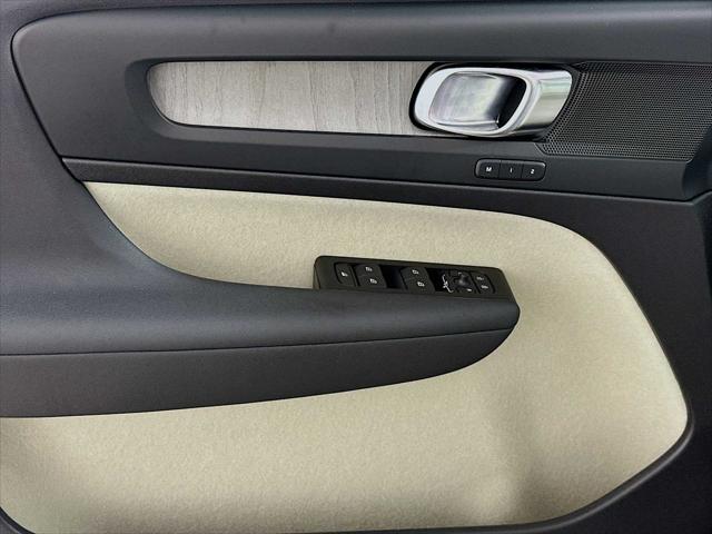 2026 Volvo XC40 Plus, B5 AWD Gas (mild hybrid), Dark