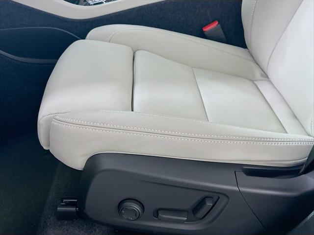 2026 Volvo XC40 Plus, B5 AWD Gas (mild hybrid), Dark