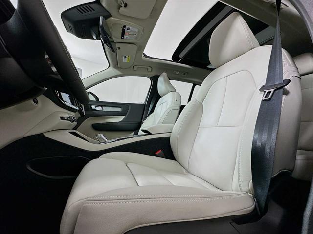 2026 Volvo XC40 Plus, B5 AWD Gas (mild hybrid), Dark