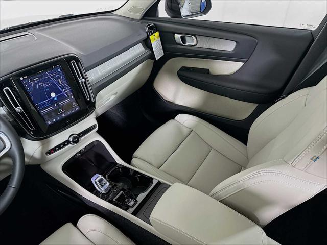 2026 Volvo XC40 Plus, B5 AWD Gas (mild hybrid), Dark