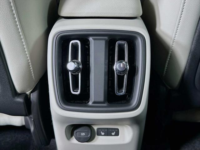 2026 Volvo XC40 Plus, B5 AWD Gas (mild hybrid), Dark