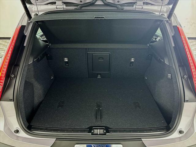 2026 Volvo XC40 Plus, B5 AWD Gas (mild hybrid), Dark