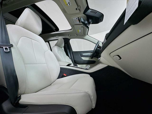 2026 Volvo XC40 Plus, B5 AWD Gas (mild hybrid), Dark