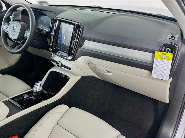 2026 Volvo XC40 Plus, B5 AWD Gas (mild hybrid), Dark