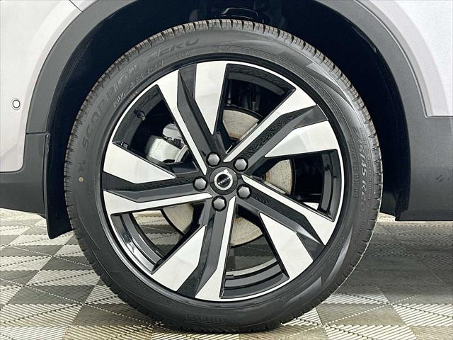 2026 Volvo XC40 Plus, B5 AWD Gas (mild hybrid), Dark