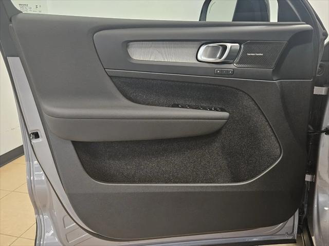 2026 Volvo XC40 Ultra, B5 AWD Gas (mild hybrid), Dark